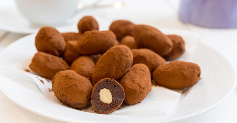 Suussa sulavat suklaatryffelit on helppo valmistaa itse kotona! Mausta tumma suklaa kardemummalla