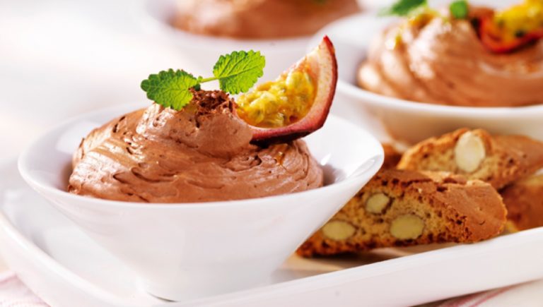 Kuohkea suklaamousse maistuu jokaiselle suklaan ystävälle. Pirteä passionhedelmä ja rapeat mantelikeksit kruunaavat tämän herkullisen jälkiruoan.
