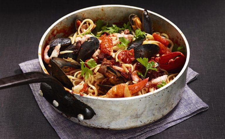 Näyttävä Frutti di Mare on yksi Italian suosituimpia pasta-annoksia. Pastassa maistuvat meren herkut sekä raikas fenkoli ja valkoviini.