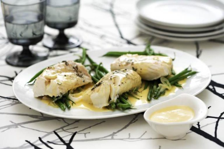 Klassinen ranskalainen voikastike on täydellinen kumppani kalalle. Viimeistele kastike Touch of Taste Kalafondilla ja ripauksella sitruunamehua.
