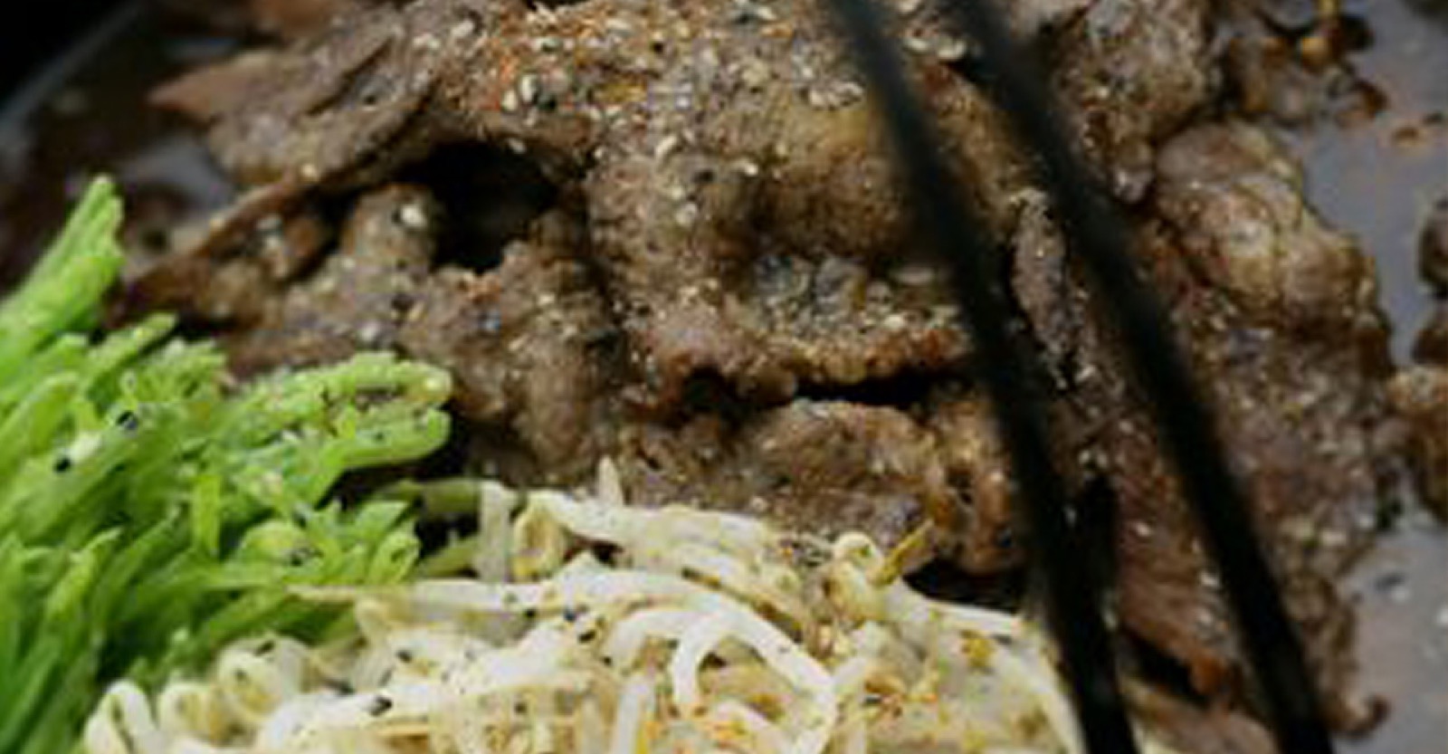 Korealainen porsaan sisäfilee tarjoillaan herkullisessa liemessä riisin ja marinoitujen itujen kanssa. Maukkaan liemen maustaa inkivääri ja Kanafondi.