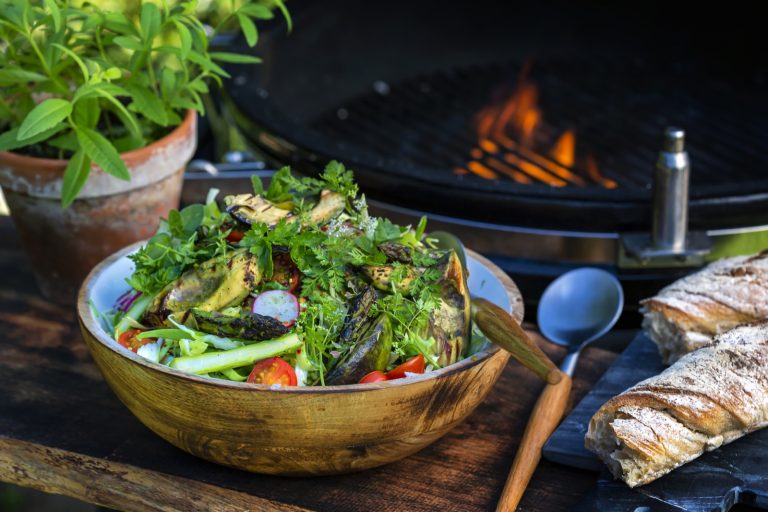 Kesän paras salaatti poimitaan grillistä! Grillattua parsaa ja avokadoa sisältävä salaatti viimeistellään Kasvisfondilla maustetulla kastikkeella.