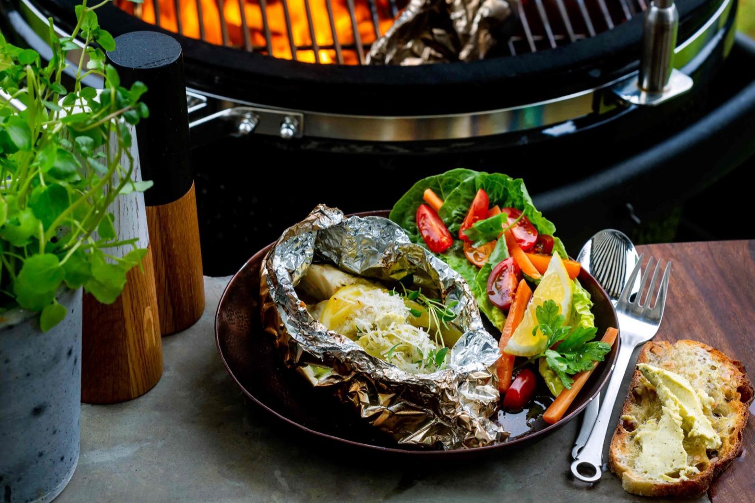 Kesän herkullisin kalaruoka valmistuu helposti grillissä! Kääri haluamasi kala sipulin ja mausteiden kanssa folioon