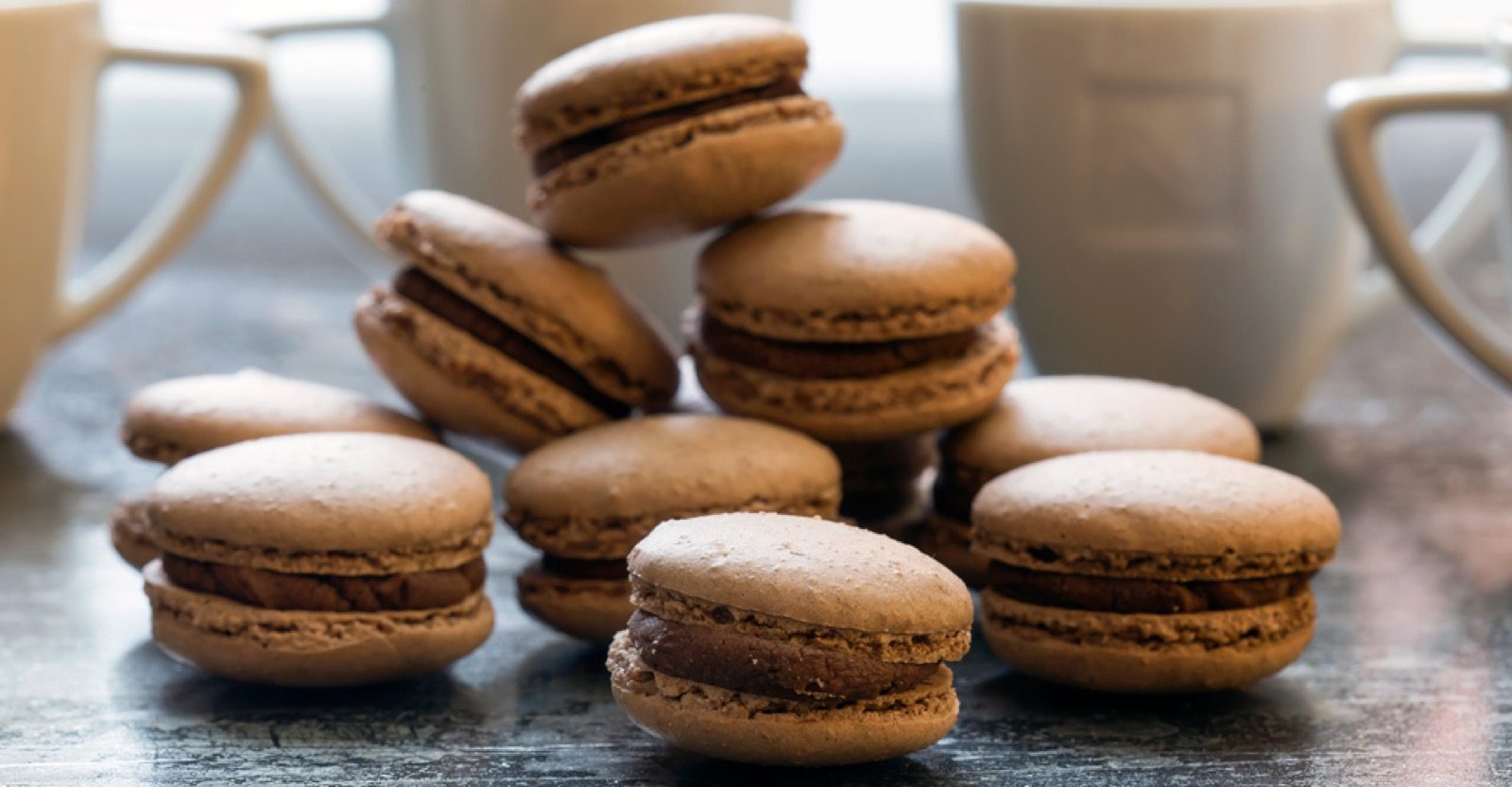 Ihanat macaron-leivokset ovat kotoisin herkkusuiden Ranskasta. Nämä haastavat pienet leivonnaiset täytetään taivaallisella suklaatäytteellä.