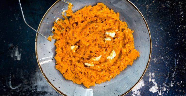 Kauniin oranssi ja pehmeän makuinen bataattisose maustetaan voimakkaalla juustoraasteella. Viimeistele bataattisoseen maku Kasvisfondilla.