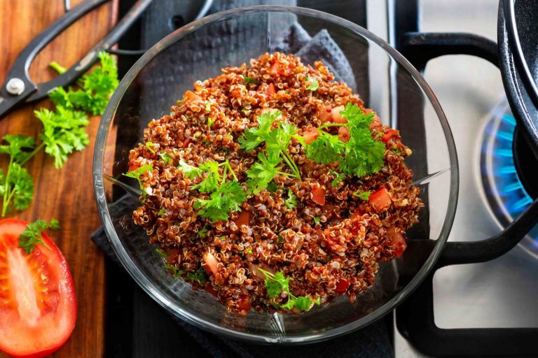 Tuoreella tomaatilla ja raikkaalla persiljalla maustettu kvinoa on maukas lisuke monelle ruoalle. Lisäämällä fondia saat ruoalle syvemmän maun.