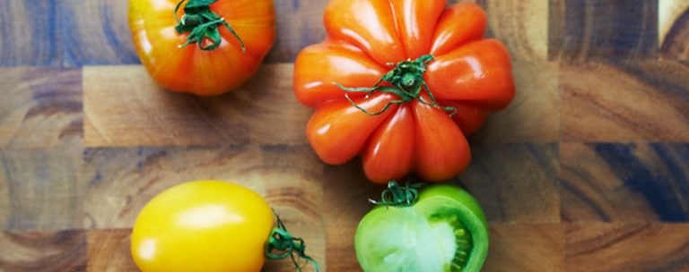 Herkullinen ja raikas tomaattisalaatti tuoreista tomaateista ja yrteistä. Viimeistele upean värisellä yrttiöljyllä!