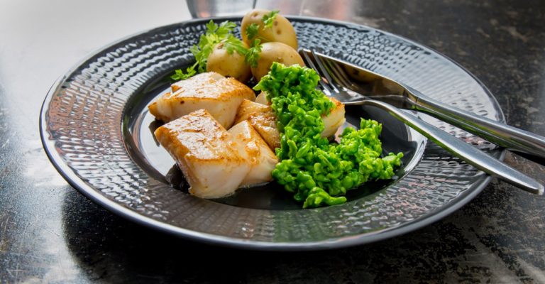 Paistettu turska on nopea ja herkullinen arkiruoka. Tarjoile kala kauniin vihreän hernemuhennoksen ja keitettyjen perunoiden kanssa.