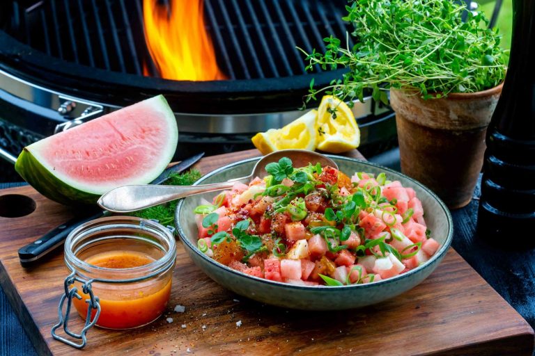 Herkullinen ja raikas vesimelonisalaatti maistuu kesälle! Mausta kevätsipulilla