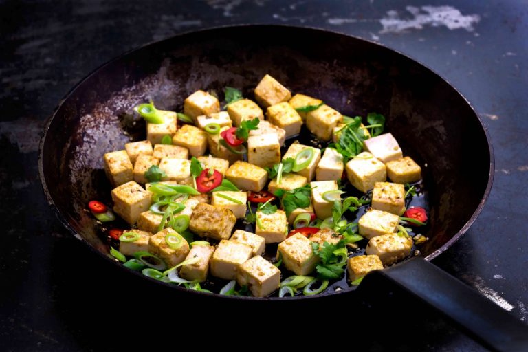 Aasialaisittain maustettu tofu maustetaan chilillä