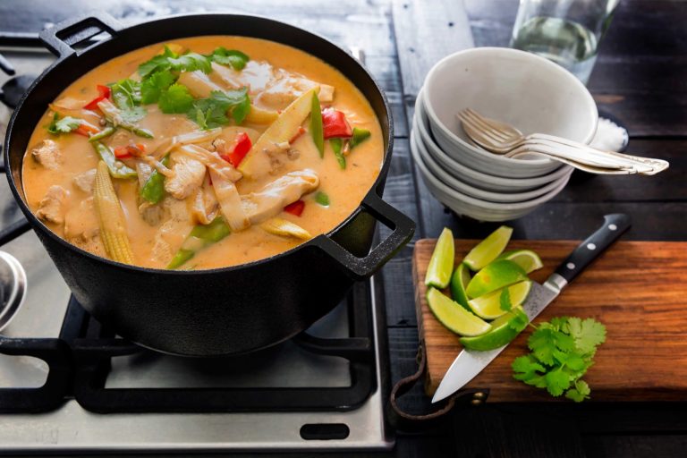 Punainen curry-kana on thai-ruokien klassikko! Mausta kookoksinen kastike Asian Red and Hot -fondilla
