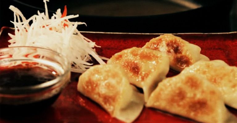 Pienet aasialaiset kana-nuudeli-täytteiset gyozanyytit maistuvat herkulliselle Touch of Taste Kasvisfondilla maustetun seesamikastikkeen kanssa.