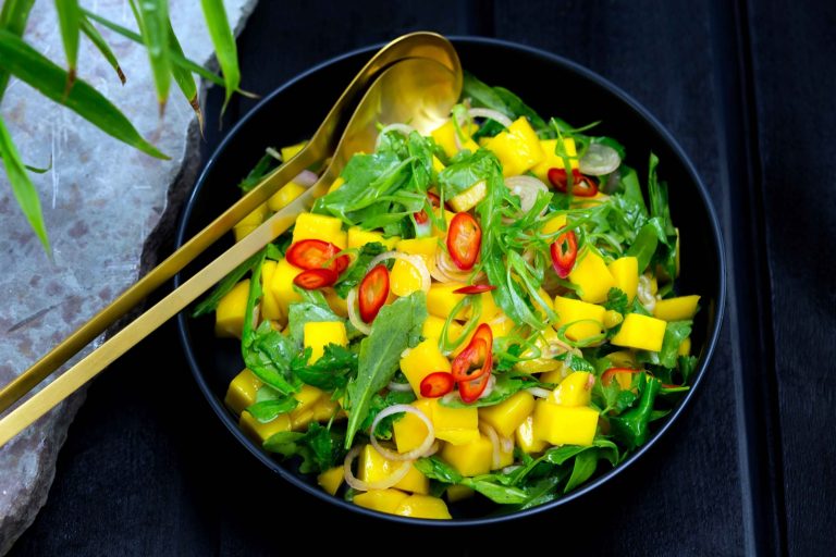 Raikas ja hedelmäinen Mangosalaatti maistuu herkulliselta ja tuo aurinkoista väriä ruokapöytään. Mausta Asian Green and Fresh -fondilla!