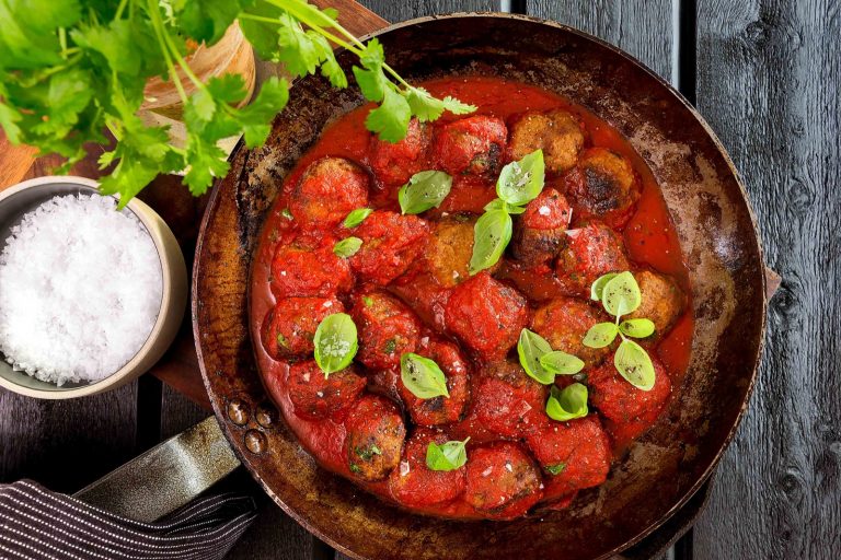 Mausteiset lihapullat tomaattikastikkeessa maustetaan sambal oelek -chilitahnalla ja kuivatulla chilillä. Viimeistele maku Touch of Taste fondeilla!
