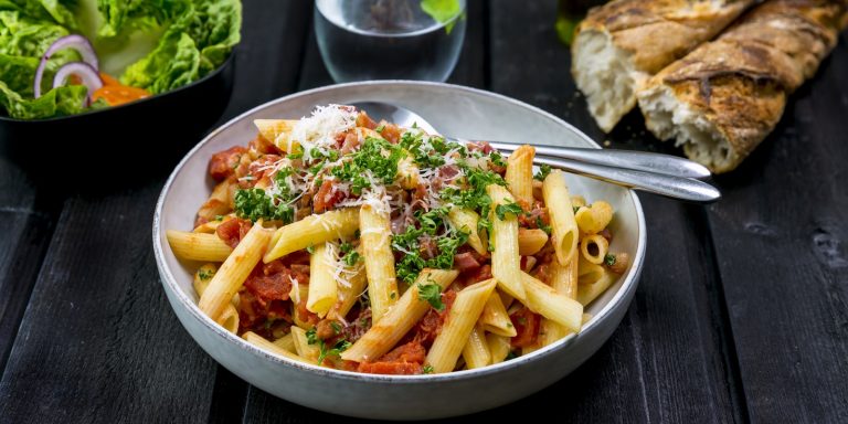 Lempeästi tulinen pasta arrabbiata valmistuu raikkaasta tomaattikastikkeesta