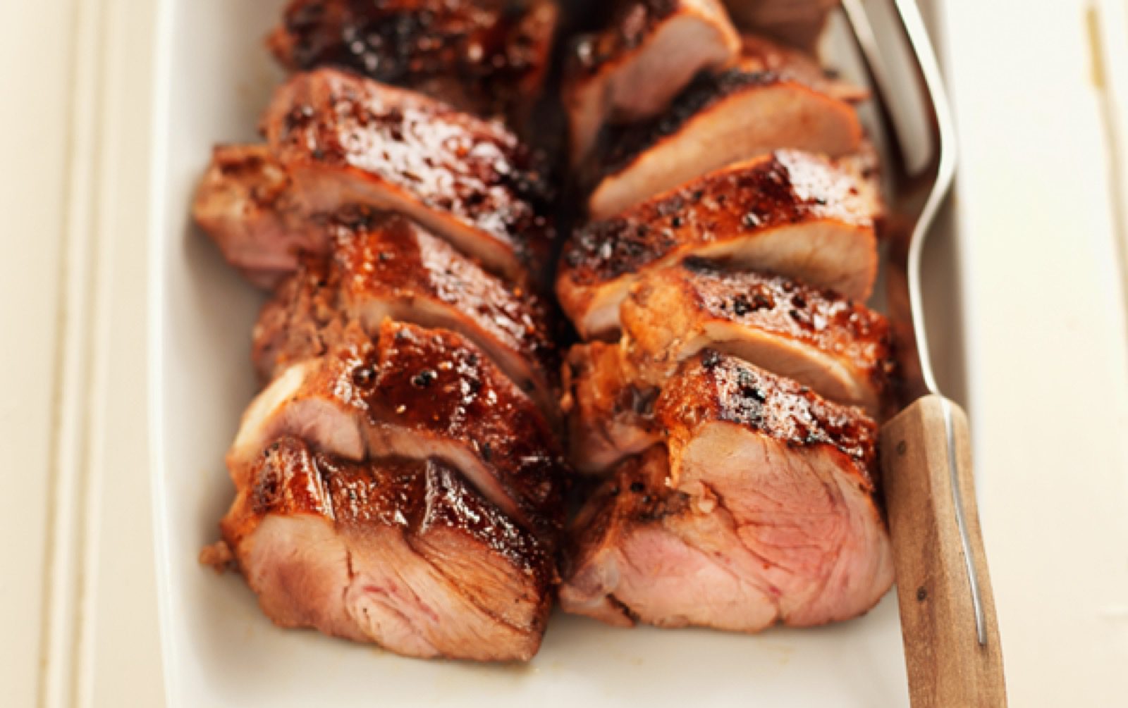 Mausta porsaanliha vahvalla ja erilaisella piripiri-kastikkeella. Tulinen grillikylki maustetaan Kasvisfondilla ja tarjoillaan lohkoperunoiden kanssa.