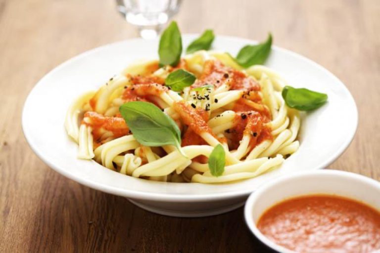 Raikas tomaattikastike tarjoillaan höyryävän pastan kanssa. Viherpippuri tuo kastikkeeseen pientä lämpöä ja kastike viimeistellään Kanafondilla.