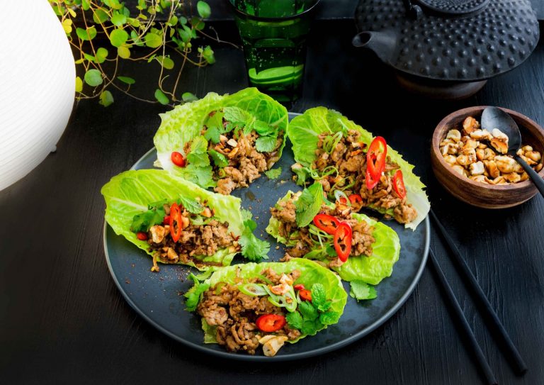 Larb moo -salaatti on yksi suosituimpia thai-ruokia. Mausta porsaan jauheliha kalakastikkeella