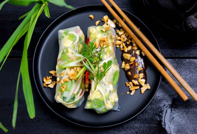 Vietnamilaiset kesärullat eli riisipaperirullat täytetään raikkailla kasviksilla. Herkullisten kääryleiden juju on pähkinäinen dippikastike.