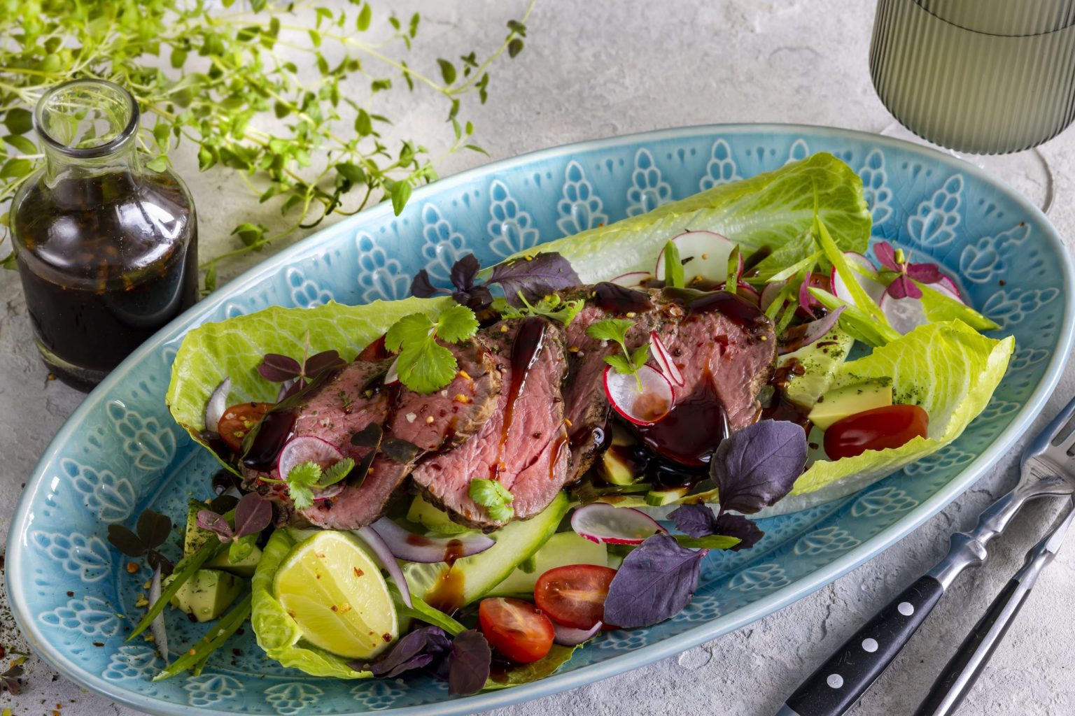 Beef Tataki -salaatti ponzukastikkeella