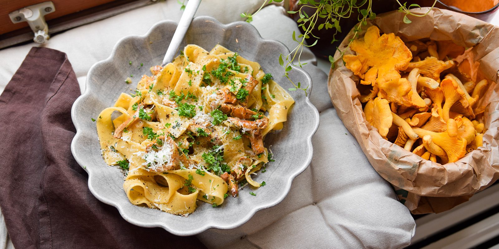 Nopein kantarellipasta parmesaanipastalla ja yrteillä