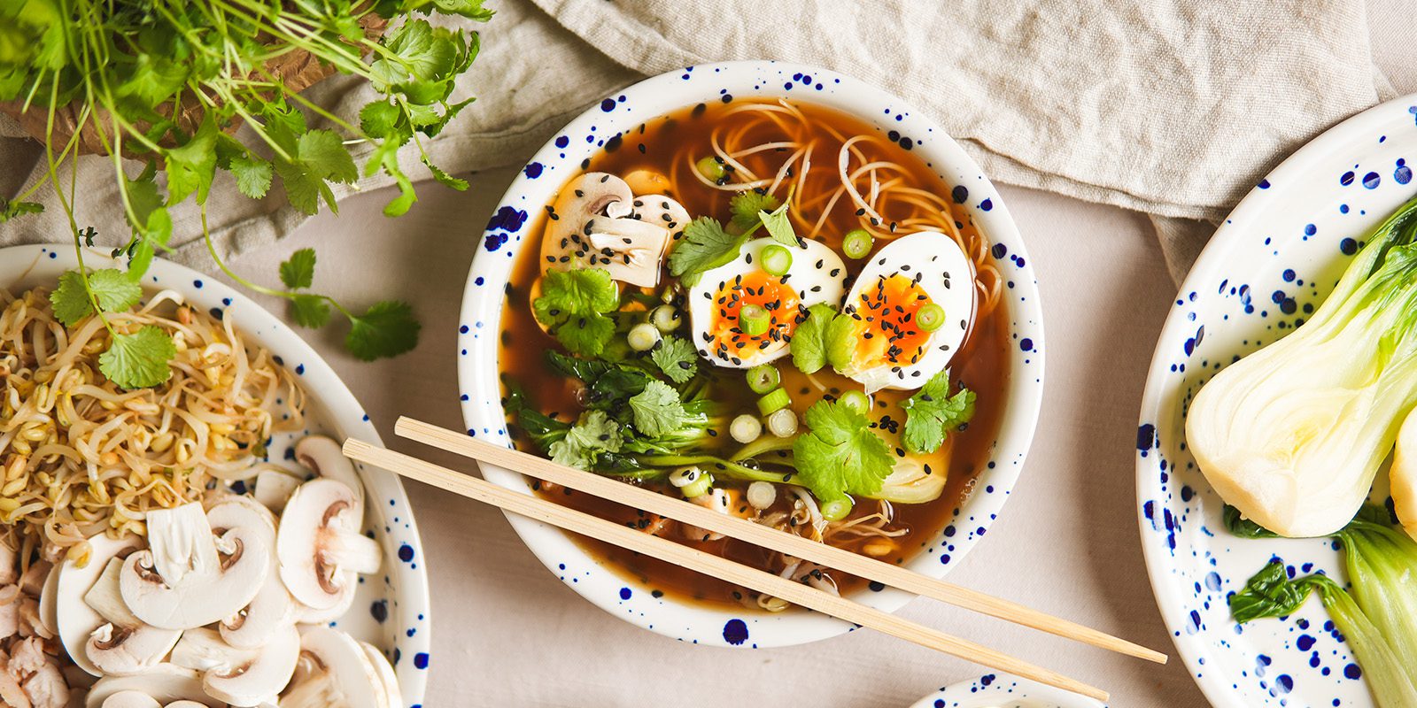 Ramen kanalla, paksoilla ja kananmunalla