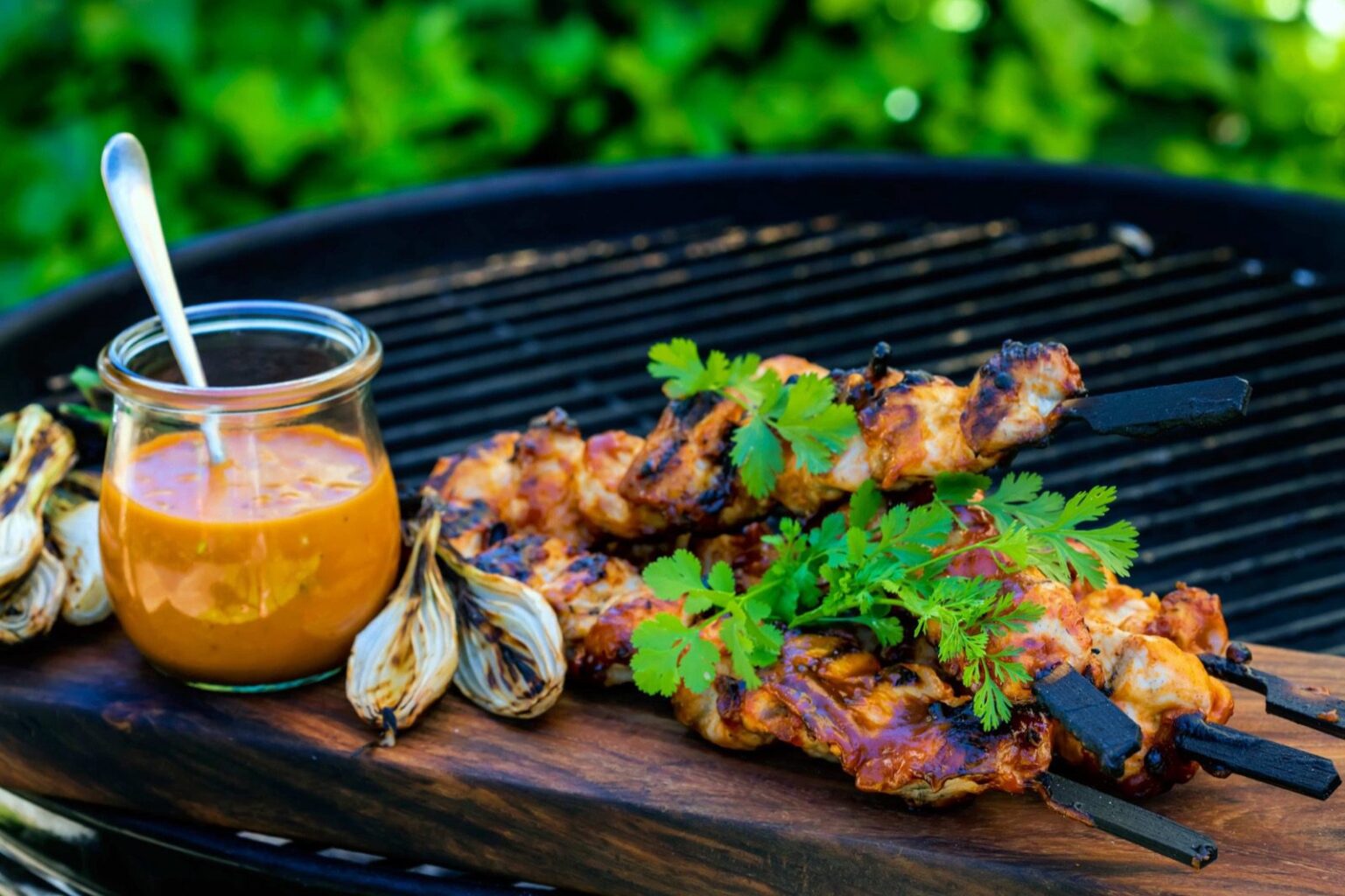 Grillatut kanavartaat Satay-BBQ-kastikkeella