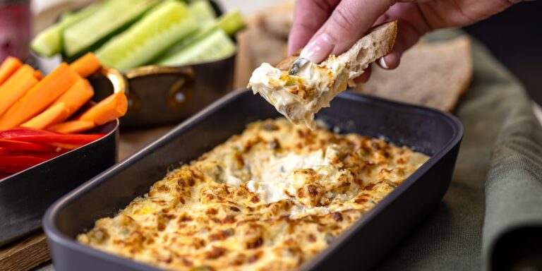 Lämmin artisokkadippi jalapenoilla ja parmesaanilla