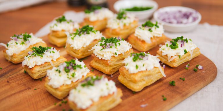 Suolaiset parmesaanileivokset smetanalla, punasipulilla ja ruohosipulilla