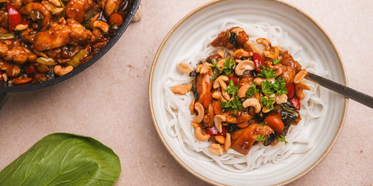 Kana-cashew vihanneksilla ja nuudeleilla