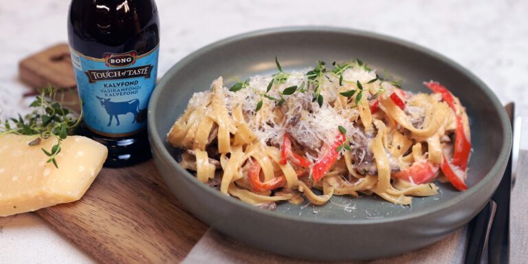 Kermainen pasta lehtipihvilla ja sienilla