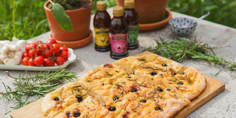 Nopea focaccia rosmariinilla, oliiveilla ja ruskistettu salottisipulifondilla