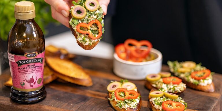 Crostinit chevrestä, hunajasta, basilikasta ja kurpitsansiemenistä