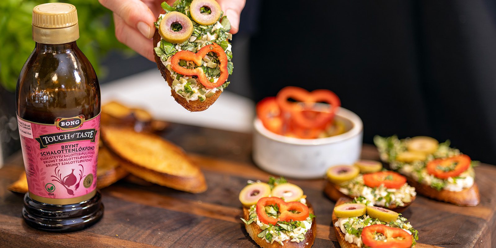 Crostinit chevrestä, hunajasta, basilikasta ja kurpitsansiemenistä