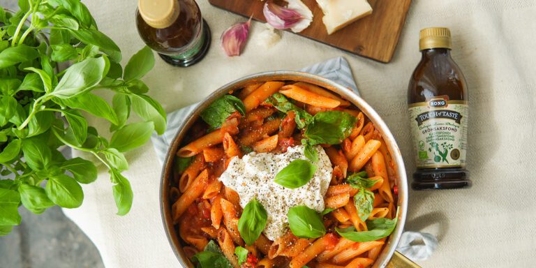 Nopea One-pot-pasta tomaatilla ja burratalla